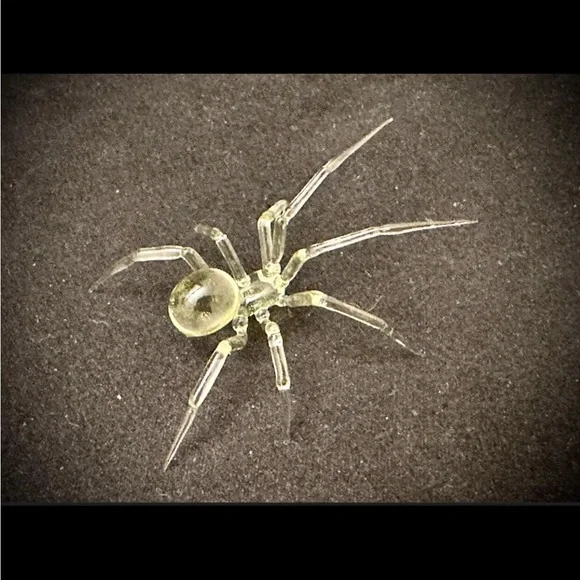 Uranium Vaseline Glass - Picture 2 of 2